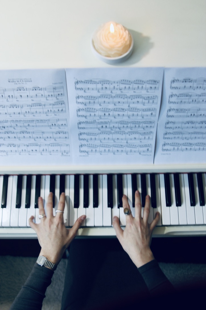 Pianist playing piano — Piano lesson in progress