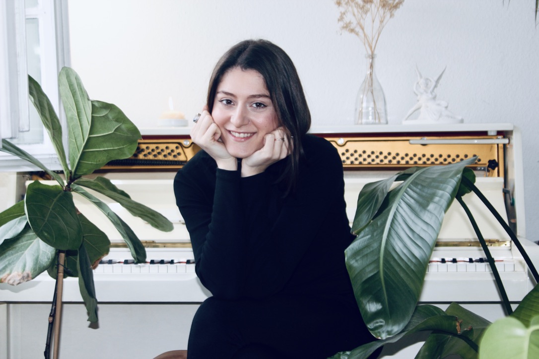 Ceren Soyer at the piano in her Hamburg studio